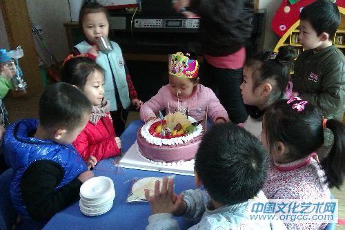 小朋友为我庆祝生日