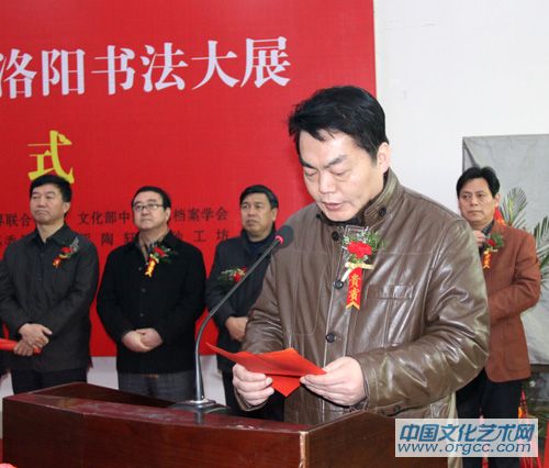 洛阳市书协王鸣(右一)陪同原洛阳市刘典立(中),市副