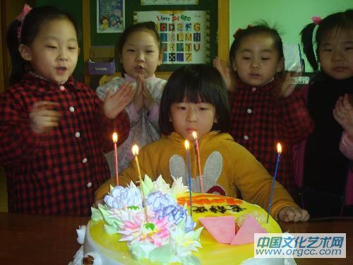 小朋友为我庆祝生日