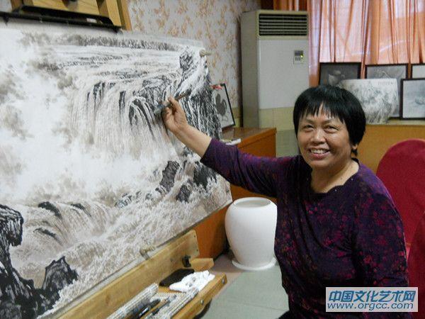 画家闫秀伶在景德镇学习创作