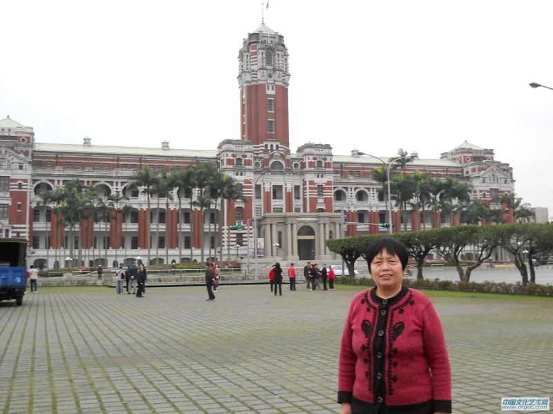画家闫秀伶在台湾个人风采照