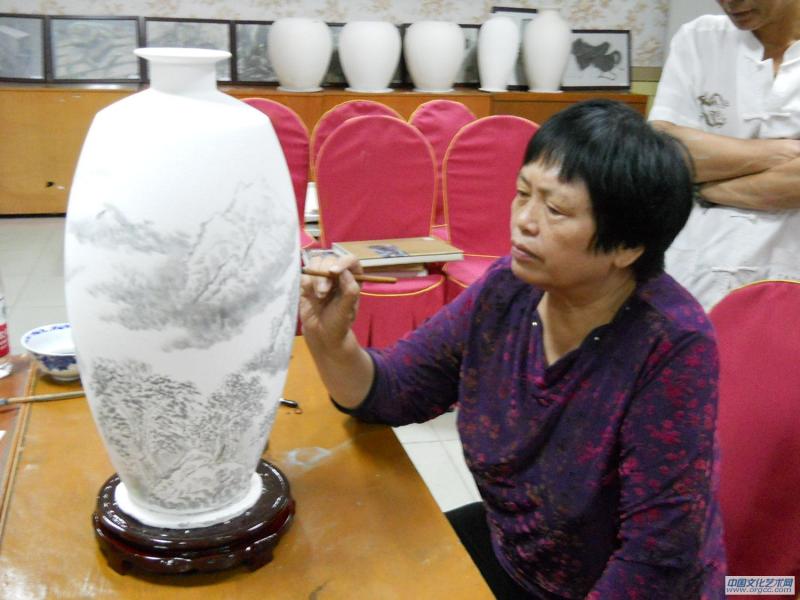 画家闫秀伶在景德镇学习创作