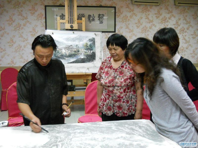 画家闫秀伶听曾刚老师讲山水