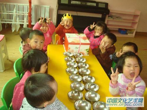 小朋友为我庆祝生日