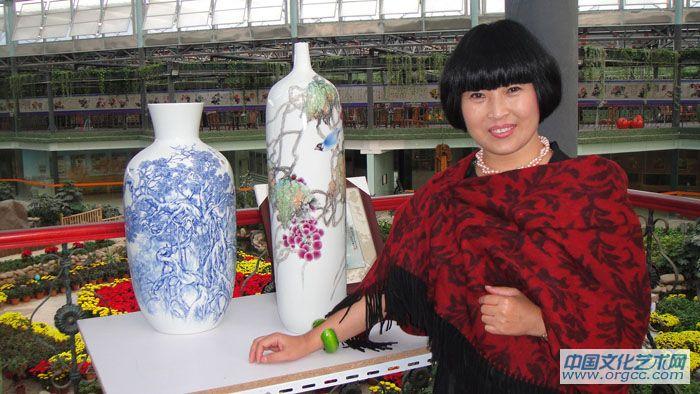 画家刘元红与创作的瓶体作品合影