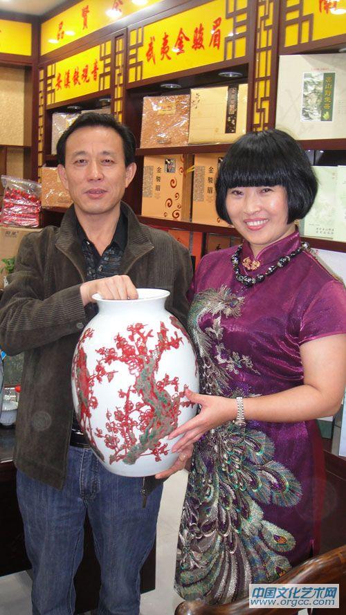 画家刘元红创作瓶体画