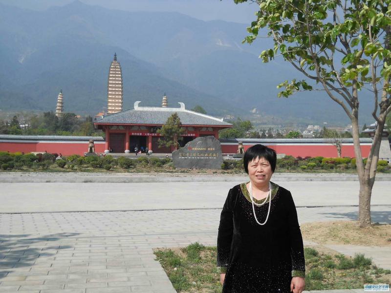 画家闫秀伶在崇望寺个人风采照
