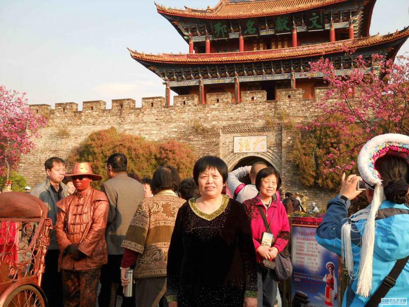 画家闫秀伶在大理个人风采照