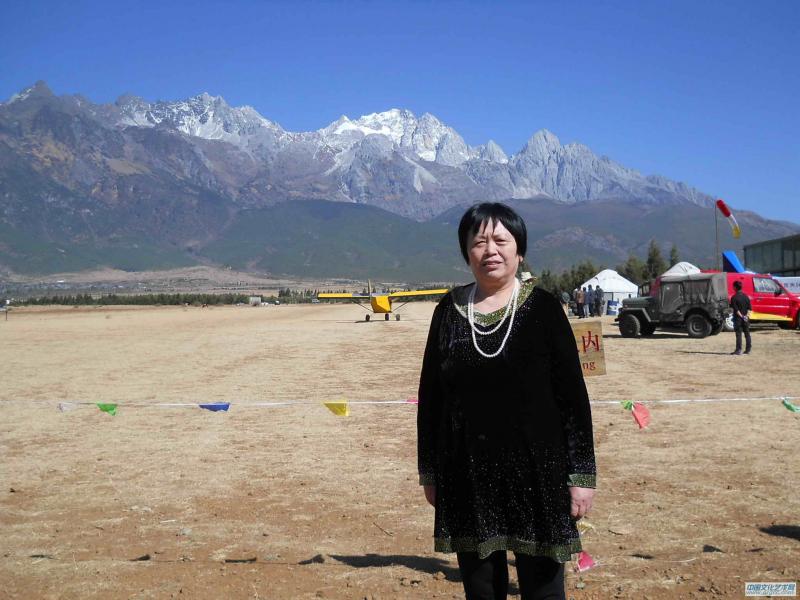 画家闫秀伶在漓江雪山个人风采照