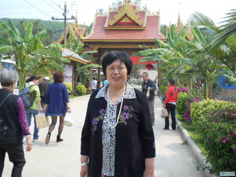 画家闫秀伶在西双版纳个人风采照