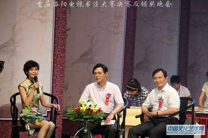书画家严浩（右一）与今世福集团常务副总经理作为嘉宾接受访谈