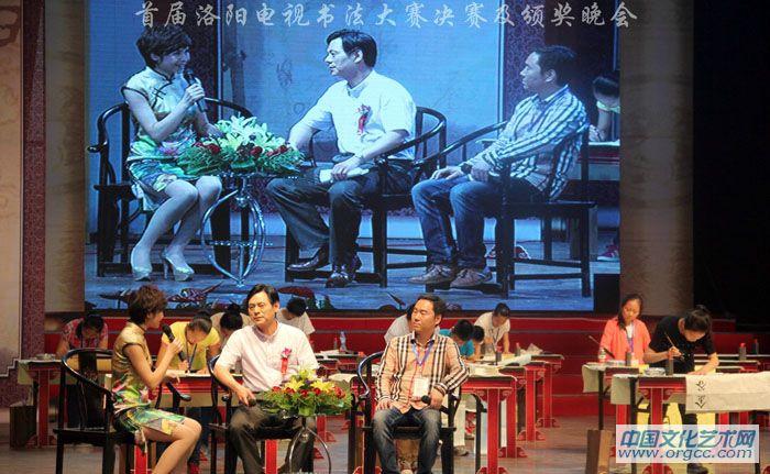 书画家严浩与洛阳市书法家协会主席王鸣、洛阳市书法家协会副主席兼秘书长刘灿辉接受记者采访
