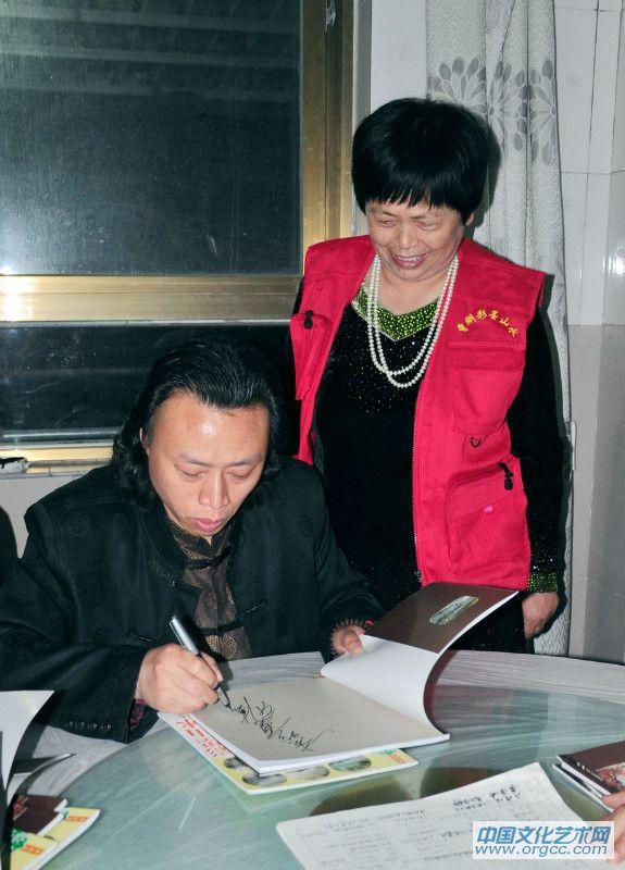 画家闫秀伶与曾刚老师合影