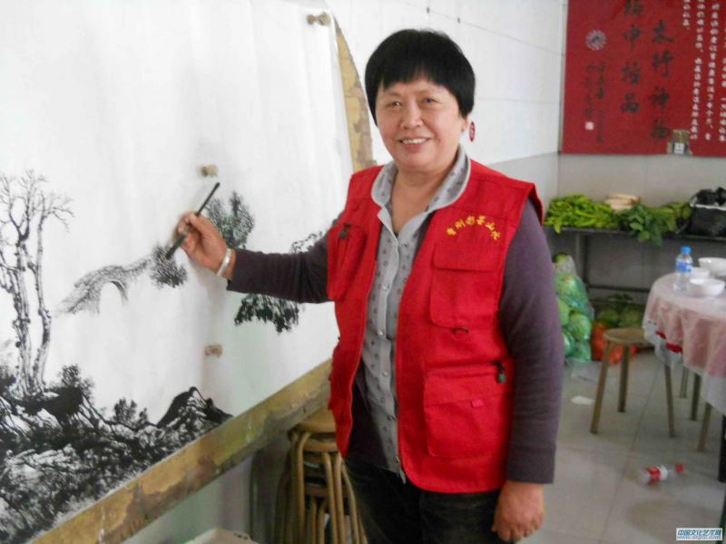 画家闫秀伶在郭亮村个人风采照