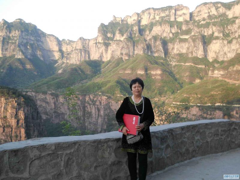 画家闫秀伶在郭亮村个人风采照