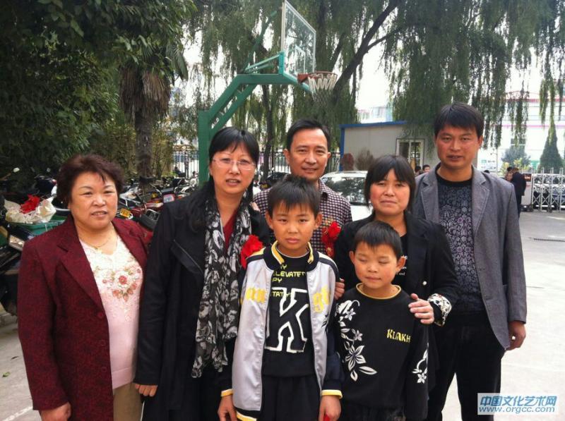 书画家严浩捐资助学合影