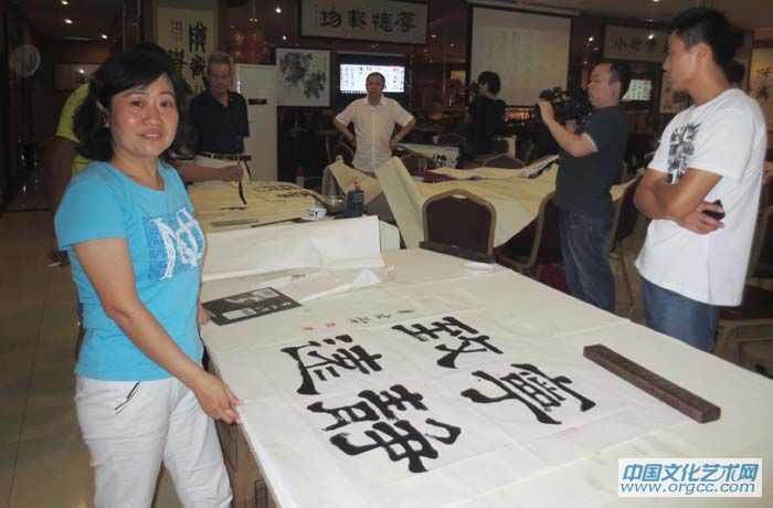 辛宏蕾现场书写宁静致远