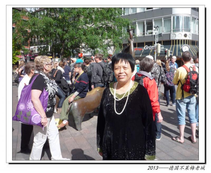 画家闫秀伶在德国不莱梅老城个人风采照