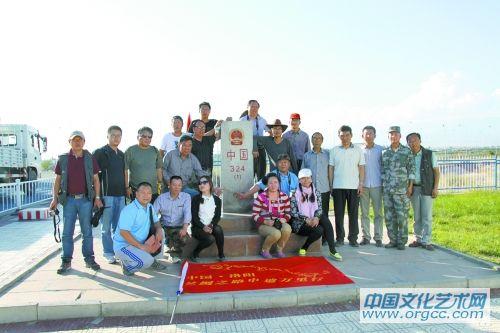 采风团在霍尔果斯口岸合影留念