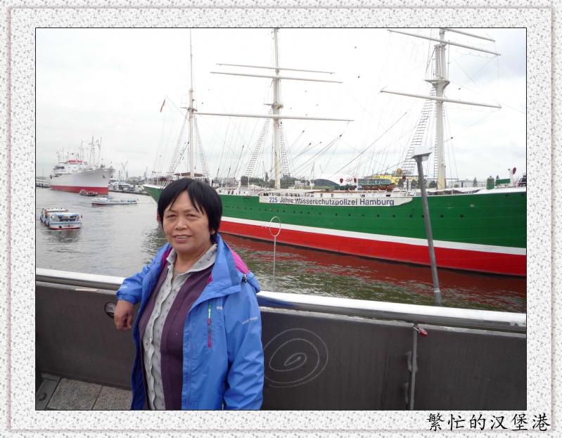 画家闫秀伶在德国港口城市汉堡个人风采照