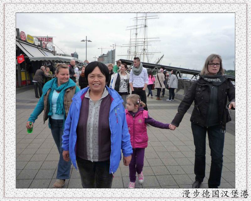 画家闫秀伶在德国港口城市汉堡个人风采照