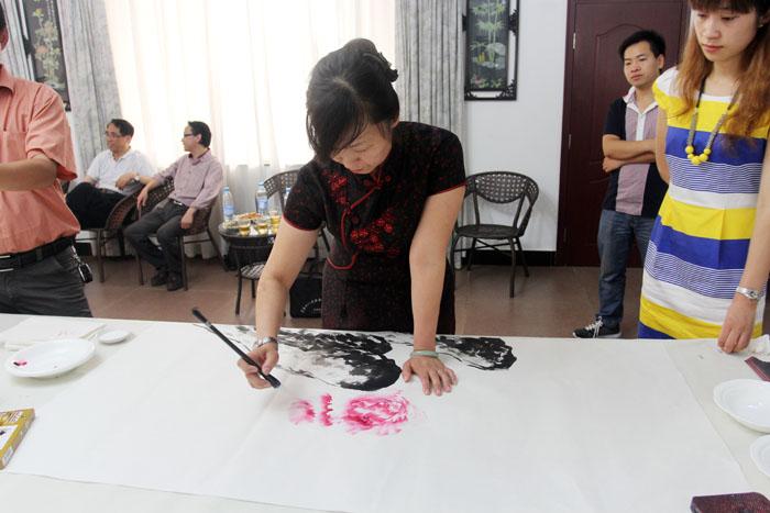 国画家王旗在北戴河笔会现场作画