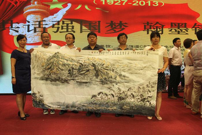 国画家王旗在86周年书画交流活动现场