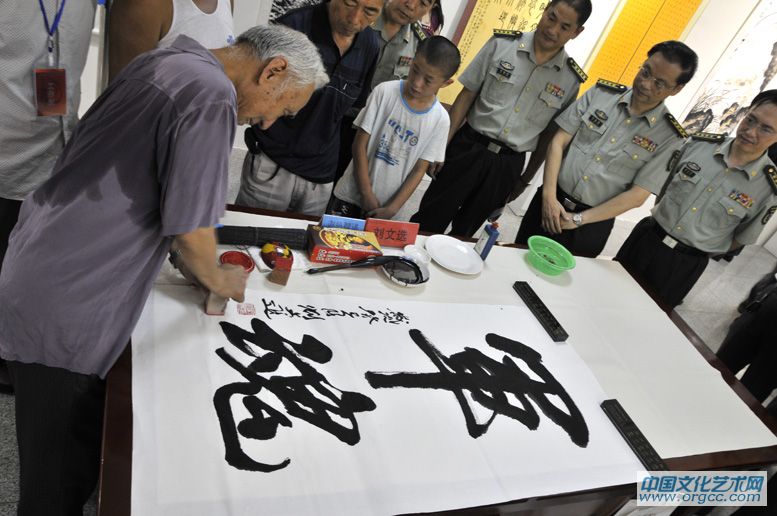 老艺术家刘文选写下了军魂二字